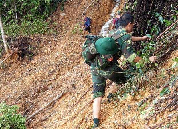 Bộ đội vượt rừng đến với ngôi làng bị cô lập sau mưa lũ. ảnh C. L. N