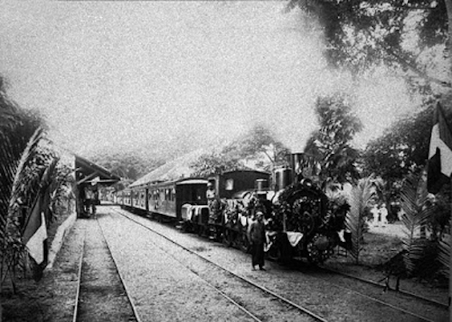 Một chuyến tàu chờ đợi để khởi hành Sài Gòn - Mỹ Tho vào ngày 20/7/1885, ngày mở đầu của tuyến đường sắt. Ảnh: Maison Asie-Pacifique (MAP)