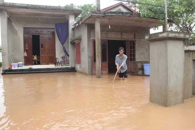 Huế- Quảng Trị: Lũ lớn quay lại, người dân bì bõm trong biển nước - 11