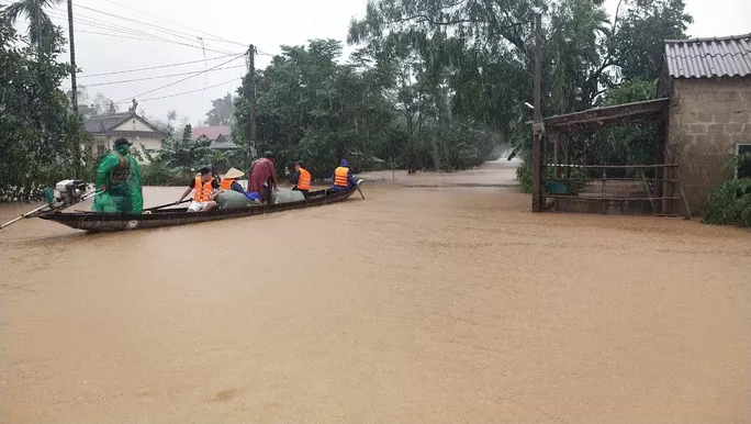 Nước lũ dâng cao ở xã Triệu Long, huyện Triệu Phong, tỉnh Quảng Trị