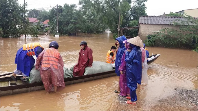 Huế- Quảng Trị: Lũ lớn quay lại, người dân bì bõm trong biển nước - 13