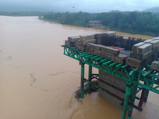 Lũ trên sông Hương đang lên chậm và dao động ở mức 3.0-3.2m (BĐ3 là: 3.5m); sông Bồ lên và ở mức 4.3- 4.5m (BĐ3 là: 4.5m).