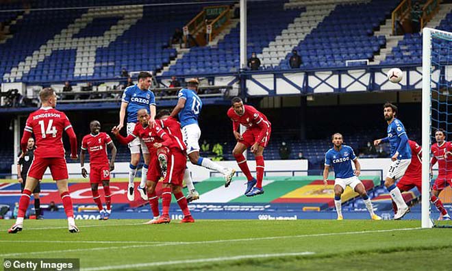 Keane bật cao đánh đầu san bằng tỷ số 1-1 cho Everton trước Liverpool