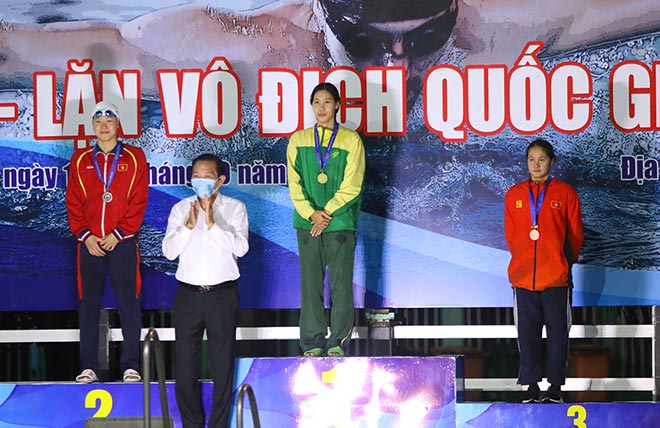 Phương Anh (giữa) 2 lần đánh bại Ánh Viên để giành HCV ở các nội dung bơi ếch