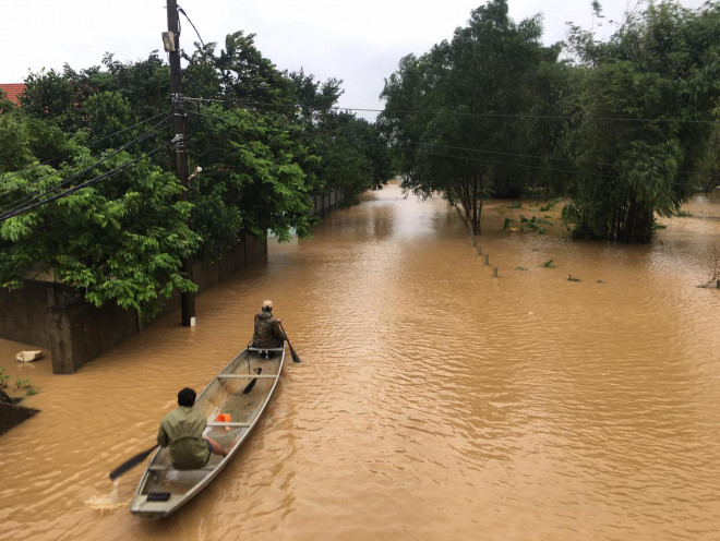 Phương tiện duy nhất di chuyển là bằng xuồng trong mùa lũ