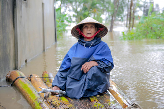 Bà Lê Thị Tỏa - người dân xã Tân Ninh, huyện Quảng Ninh phải di chuyển bằng bè chuối