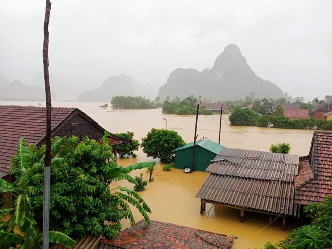 Vùng "rốn lũ" xã Tân Hóa, huyện Minh Hóa bị ngập sâu trong cảnh lũ chồng lũ