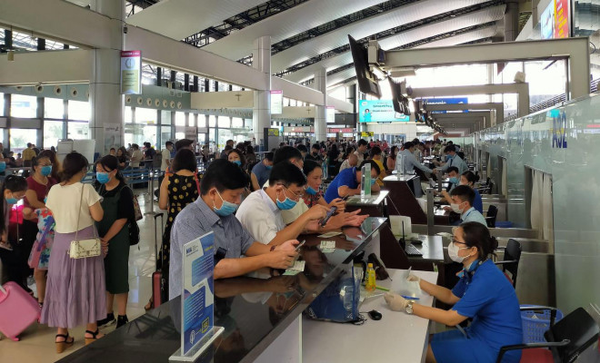 Lượng khách đi máy bay đang tăng mạnh - Ảnh: Khách làm thủ tục hàng không tại sân bay Nội Bài đầu táng 10-2020 - Ảnh: Dương Ngọc