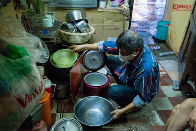 Vì là lối đi chung nên mọi hoạt động của gia đình ông Hải hầu như đều công khai. Ông Hải chia sẻ: “Nhà tôi ở ngoài nên hầu như bao giờ mọi người dậy là tôi cũng dậy, nhiều khi muốn ngủ thêm chút cũng không được”.