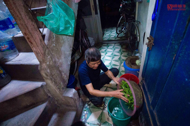 Toàn khu nhà có đến hơn 30 người, nhưng chỉ có duy nhất một nhà vệ sinh để sử dụng chung. Tình trạng “xếp hàng” để tắm giặt hay vệ sinh cá nhân là chuyện hàng ngày đối với những người ở đây.