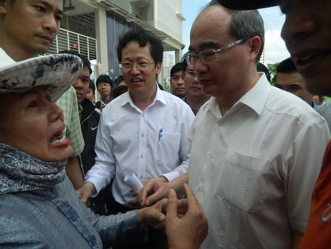 Ông Nhân thị sát để tìm hiểu đời sống người dân đang tạm cư trong điều kiện thiếu thốn mọi bề ở Thủ Thiêm