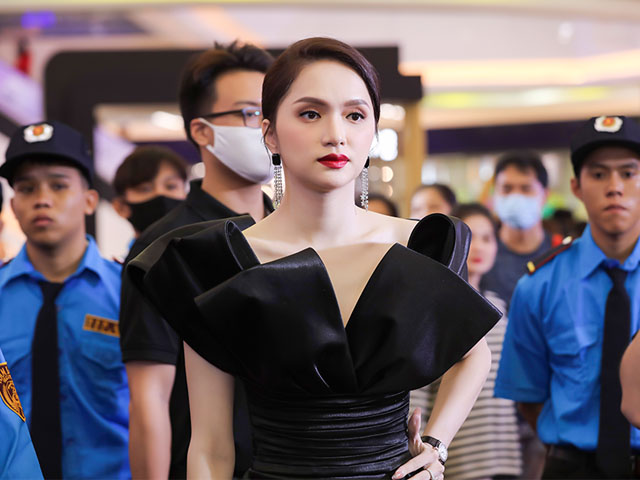 Hoa hậu Hương Giang bị khán giả vây kín, nhiều bảo vệ phải hộ tống