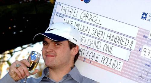 Michael Carroll và tấm séc độc đắc 9,7 triệu bảng Anh.