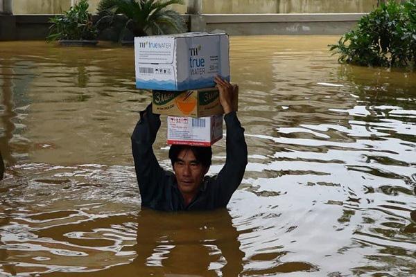 Người dân di chuyển đồ đạc lên tránh lũ