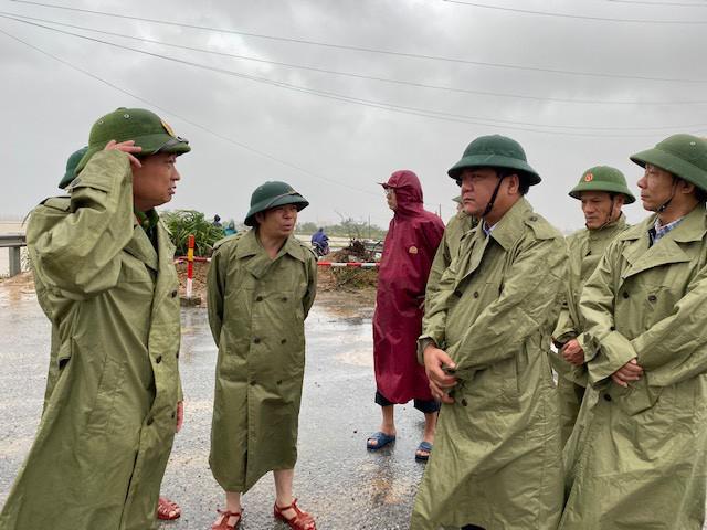 Phó Chủ tịch UBND tỉnh Quảng Bình Trần Phong chỉ đạo công tác ứng phó mưa lũ tại xã Quảng Hải, thị xã Ba Đồn