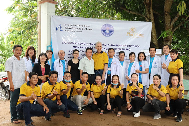 Đại diện các đơn vị cùng tham gia khám, chữa bệnh và cấp thuốc miễn phí tại xã An Phú, tỉnh An Giang