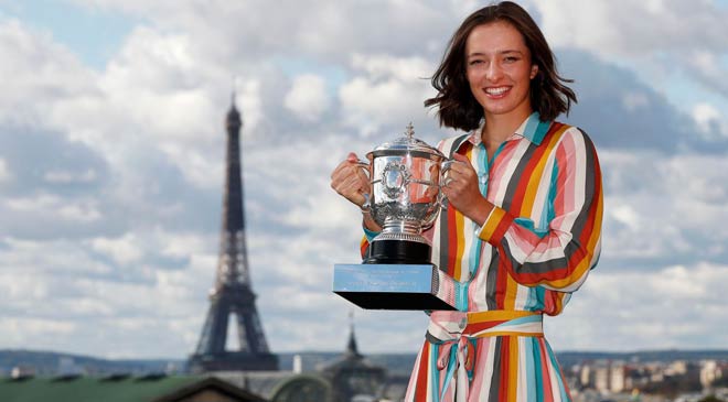 Iga Swiatek chụp hình kỷ niệm ở Paris khi đăng quang ngôi vô địch đơn nữ Roland Garros năm nay