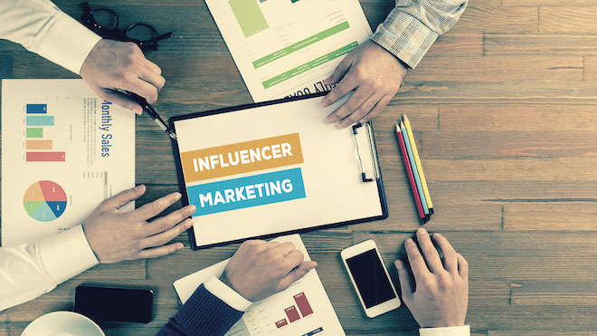 “Tiếp thị với người có tầm ảnh hưởng”&nbsp;(Influencer Marketing - IM) đang nổi lên trên mạng xã hội.