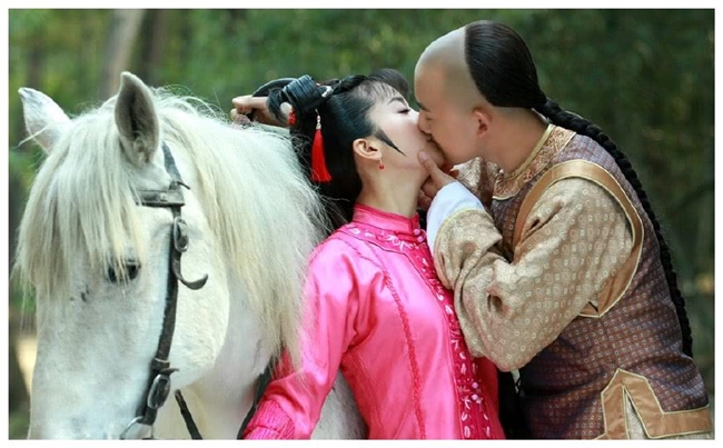 Nụ hôn lãng mạn của Tiểu Yến Tử và Ngũ A Ca. Tờ Sina còn cho rằng xem Tân Hoàn Châu cách cách chỉ thấy ngập tràn cảnh hôn. Điều này khiến phim gây tranh cãi khi vừa phát sóng được vài tập.
