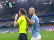 Bóng đá - Aguero vuốt cổ nữ trọng tài biên, Man City nguy cơ nhận án phạt nặng