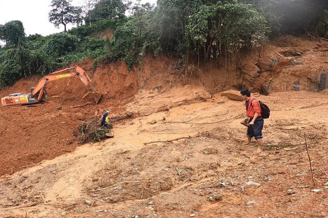 Sáng 18-10, một đoàn có lực lượng quân đội và phóng viên khi đến nữa đường thì lũ quét tràn về, khi nghe tiếng nước chảy phía trên núi mọi người đã hô hoán cùng chạy và may mắn tất cả đều an toàn.&nbsp;Ảnh: NGUYỄN DO