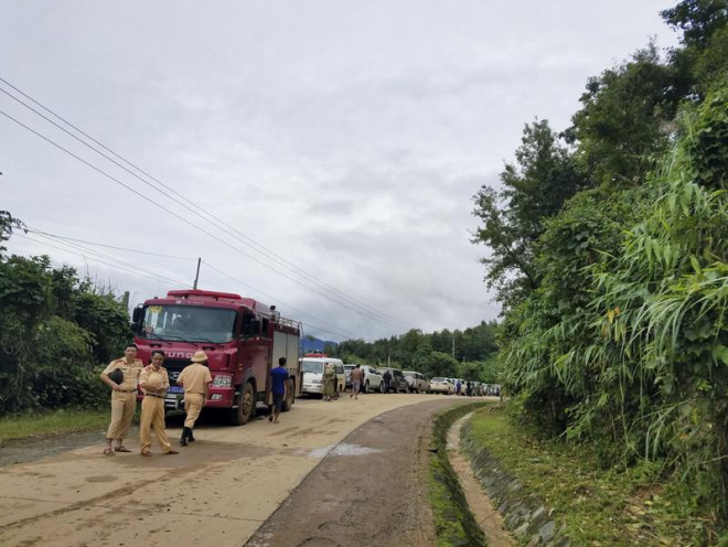 Phía bên ngoài, nơi đặt sở chỉ huy cách khu vực Đoàn 337 khoảng 3km, hiện tại tuyến đường vào Đoàn kinh tế - Bộ Quốc phòng 337 vẫn chưa được lưu thông. Lực lượng chức năng chốt chặn khuyến cáo người dân không được qua lại khu vực nguy hiểm.&nbsp;Ảnh: NGUYỄN DO