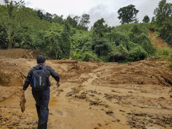 Từ trạm chỉ huy phải đi đường bộ khoảng 3km đường bộ, nhiều bùn lầy, cùng với với những ngon núi đã nhão vì nhiều ngày mưa có thể sạt lở bất cứ lúc nào.&nbsp;Ảnh: NGUYỄN DO