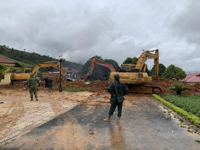 Xe cẩu và lực lượng chức năng tham gia tìm kiếm ở bên trong. Ảnh: MỸ HẠNH