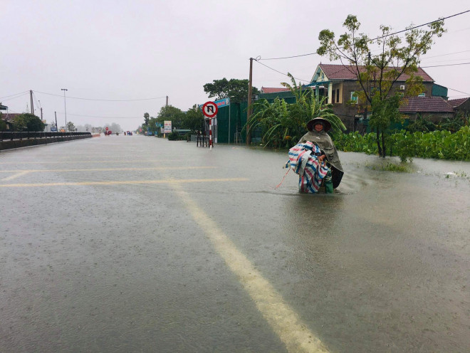 Nước ngập khiến giao thông tê liệt tại đường tránh Cẩm Xuyên (Hà Tĩnh).