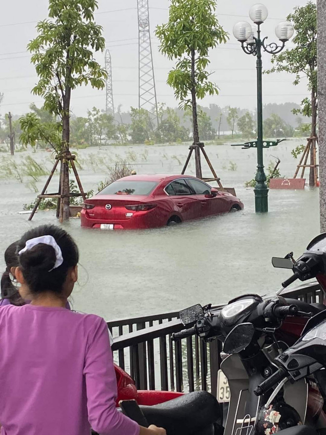 Thành phố Hà Tĩnh đã có điểm ngập sâu trên 1m nước.