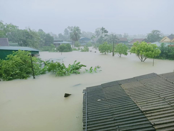 Có nơi nước ngập tới mái nhà.