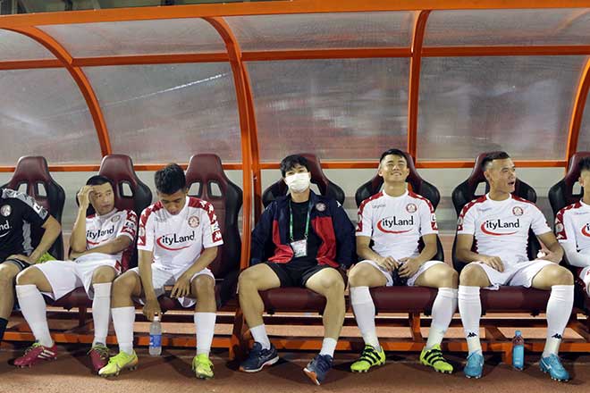 Đang bị chấn thương và có khả năng phải nghỉ thi đấu hết mùa giải, nhưng trước khi trận đấu giữa CLB Sài Gòn và TP.HCM tối ngày 19/10 diễn ra, Công Phượng vẫn góp mặt trong khu kỹ thuật của đội Á quân V-League