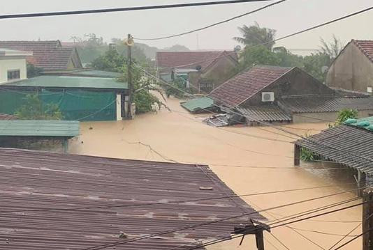 Những ngôi làng ven sông Gianh đang ngập sâu