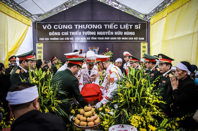 Toàn cảnh tang lễ của thiếu tướng Nguyễn Hữu Hùng – người đã hi sinh trong quá trình thực hiện nhiệm vụ cứu hộ, cứu nạn ở thuỷ điện Rào Trăng 3, (huyện Phong Điền, tỉnh Thừa Thiên Huế).