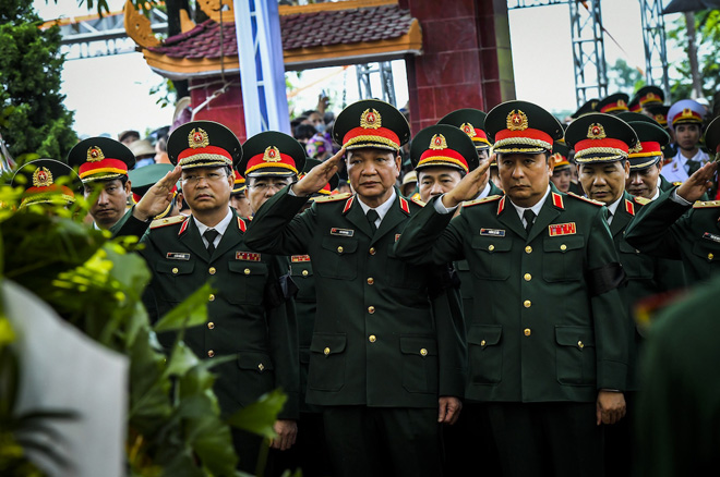 Đại diện nhiều Bộ, ban ngành, lực lượng vũ trang đã đến tiễn đưa thiếu tướng Nguyễn Hữu Hùng về nơi an nghỉ cuối cùng.