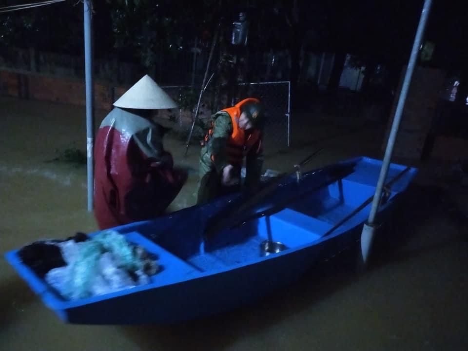 Lực lượng chức năng tại huyện Cẩm Xuyên đã&nbsp;hỗ trợ di dời khẩn cấp các hộ dân có nguy cơ ngập lụt cao đến vị trí an toàn. Trong ảnh, người dân xã Cẩm Duệ (huyện Cẩm Xuyên) di dời tài sản đi tránh lũ.