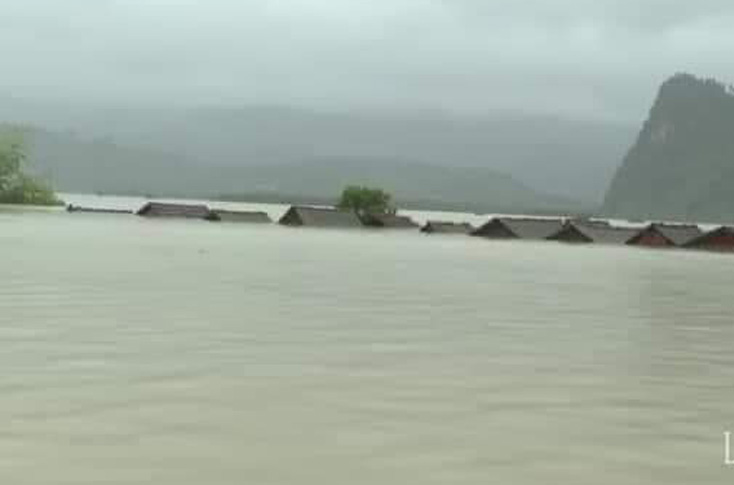 &nbsp; Lũ trên sông Kiến Giang tại Lệ Thủy (Quảng Bình) đã vượt qua mốc lịch sử năm 1979 tới 0,97 mét khiến nhiều nơi bị ngập lụt nặng. Ảnh: Báo Quảng Bình.
