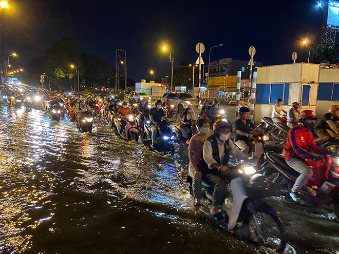 Chiều tối 19/10, trên địa bàn TP.HCM trời không mưa nhưng nhiều tuyến đường vẫn ngập nặng do triều cường dâng cao khiến nước từ dưới cống tràn lên đường.