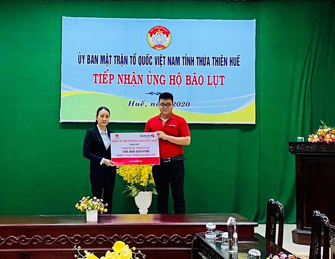 Đại diện Vietlott ủng hộ đồng bào thông qua UBMTTQ tỉnh Thừa Thiên Huế