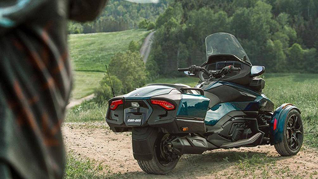 Bên cạnh màu sơn đặc biệt, mẫu Can-Am Spyder RT sẽ có các trang bị mới như ốp thân vỏ, vành xe, logo, yên xe bằng đệm thông minh hỗ trợ những chuyến đi xa
