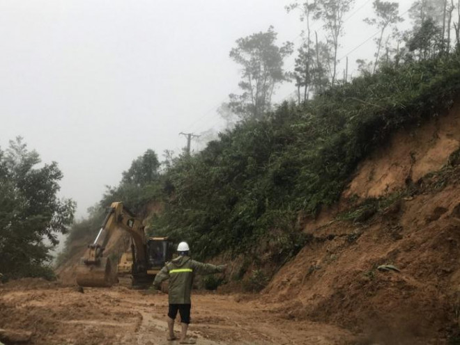 Các đơn vị ngành Giao thông đang tiếp tục tập trung nỗ lực thông đường 71 vào thủy điện Rào Trăng 4 để cơ động vào thủy điện Rào Trăng 3