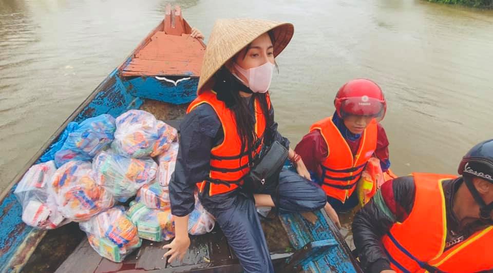 Thủy Tiên lập tức về Sài Gòn sau khi nhận 100 tỷ tiền cứu trợ, fan chờ đón quây kín sân bay - 6