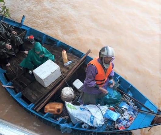 Đi cứu người và tiếp tế lương thực