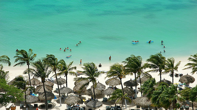Aruba: Hòn đảo Caribbean này có một bãi biển rực cát trắng đầy cọ ở phía nam và các danh lam thắng cảnh ấn tượng ở phía bắc. 
