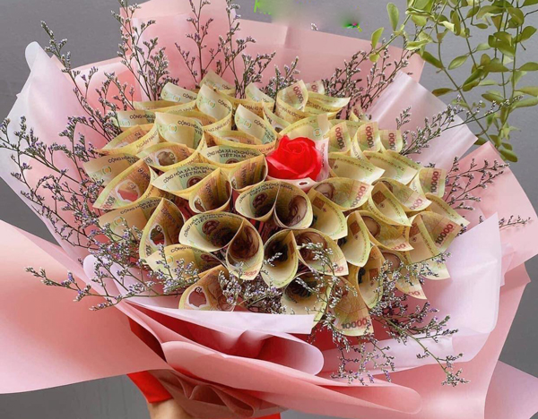 Bó hoa làm bằng các tờ tiền được nhiều người ưa chuộng để tặng trong ngày phụ nữ Việt Nam.