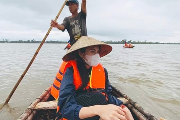 Trang phục của Thủy Tiên thường xuyên trong tình trạng ướt vì thấm mưa, cô còn bị cảm lạnh nhưng vẫn nhiệt tình đi cứu trợ