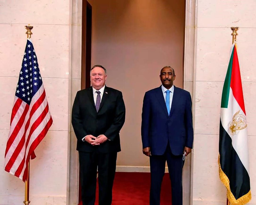 Ngoại trưởng Mỹ Mike Pompeo trong một chuyến thăm tới Sudan (ảnh: Reuters)