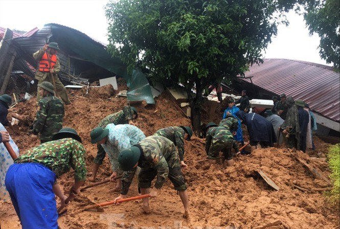 Các chiến sĩ tìm kiếm đồng đội của Đoàn Kinh tế - Quốc phòng 337 (Quân khu 4) bị vùi lấp và mất tích sau sự cố sạt lở đất ở huyện Hướng Hóa, tỉnh Quảng Trị