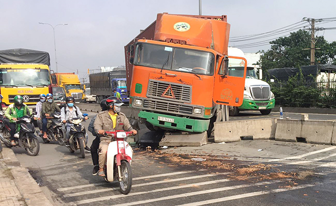 Hiện trường vụ tai nạn khiến nhiều người đi xe máy một phen kinh hoàng