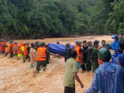 Tin tức trong ngày - Hành trình gian nan đưa thi thể đại uý công an hy sinh khi đi cứu hộ trở về